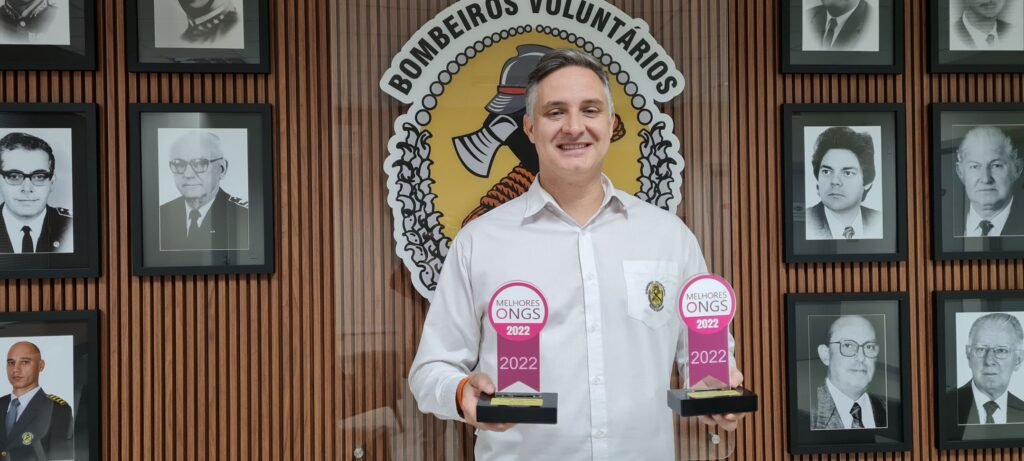 Matheus Cadorin com os troféus recebidos pelos Bombeiros Voluntários de Joinville em 2022.